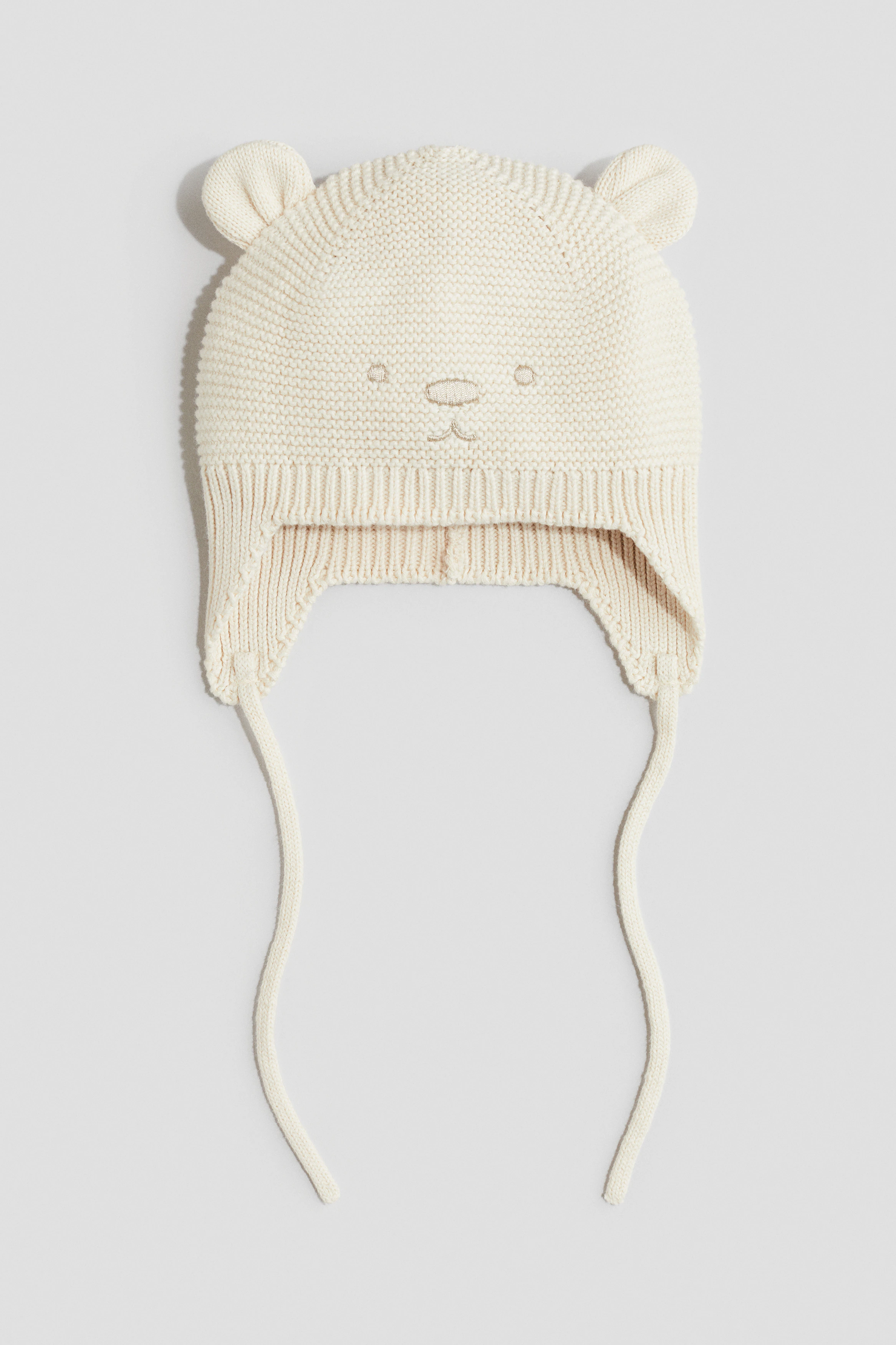 Knitted chin-tie beanie — Light beige